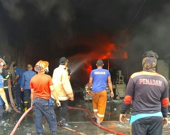 Diduga Korsleting, Gudang Lilin Di Cemara Ludes Terbakar