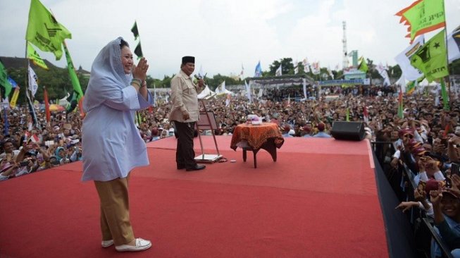 Prabowo Panggil Titiek Soeharto Ke Atas Panggung, Ribuan Pendukung Menjerit Histeris