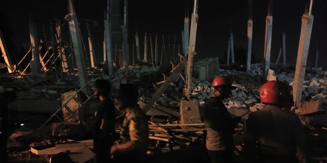 Ruko Roboh Di Ringroad, Seorang Wanita Tertimpa Reruntuhan