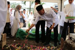 Hadiri Pemakaman Bupati Asahan, Wali Kota Medan Sampaikan Duka Cita