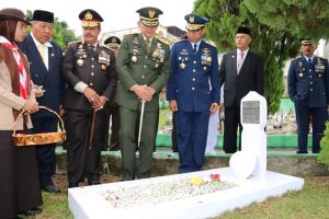 Peringatan HUT Provinsi Sumut ke-71, Wali Kota Hadiri Ziarah Di Makam Pahlawan