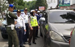 Tim Gabungan Tertibkan Pool Bus & PKL Di Jalan Sisingamangaraja