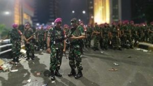 Pendemo Tak Kunjung Bubar, Prajurit Marinir Dikerahkan Ke Jembatan Slipi