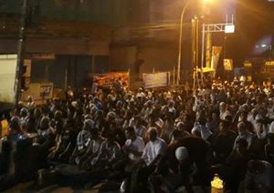Kapolrestabes dan Dandim Salat Tarawih Bareng Pendemo Di Depan Kantor Bawaslu Sumut