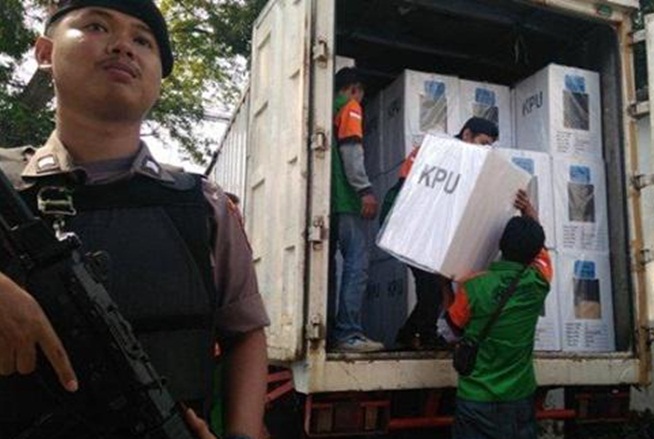 Personil Gabungan Kawal Pengiriman 1.380 Kotak Suara Dari Medan Belawan ke KPU Medan