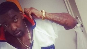 Kreatif, Narapidana Ini Gunakan Benang Gigi Dan Penjepit Kertas Untuk Menjahit Baju