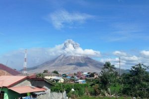 Gunung Sinabung Kembali Erupsi, Semburkan Abu Vulkanik Sejauh 700 Meter