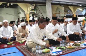 Wali Kota Buka Puasa Bersama & Serahkan Sertifikat Tanah Masjid Al Musabbihin