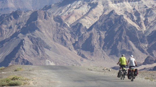 Pasangan Kakek Nenek Ini Traveling Naik Sepeda Dari Inggris Hingga Ke China