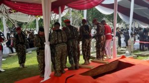 Jenazah Ani Mulai Dimakamkan, SBY Menunduk Dan Tarik Nafas Panjang Berkali-kali