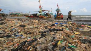 Masalah Plastik Disebabkan Prilaku Primitif Kita