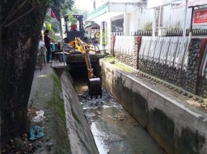 Antisipasi Genangan Air, Wali Kota Instruksikan Pengorekan Parit Di Jalan HM Jhoni