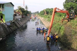 Wali Kota Beserta Kapolda Gotong Royong  Bersihkan Sungai Kera