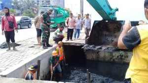 Minimalisir Genangan Air, Pemko Medan Korek Drainase Di Jalan Amal Dan Sisingamangaraja