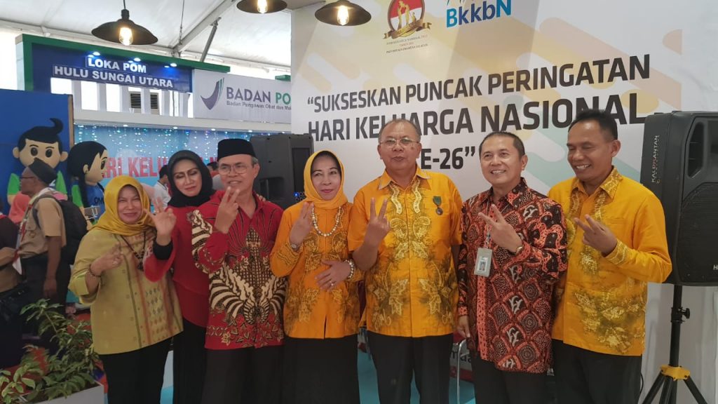 Soekirman Raih Penghargaan Satyalencana Pembangunan Menko PMK