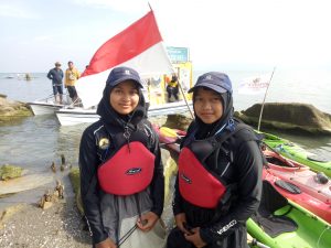 Ini Dua Sosok Wanita Pemberani Ekspedisi Kayak ‎Pelajar Di Danau Toba