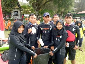 Peduli Lingkungan, Tim Kayak Ekspedisi Pelajar Sempatkan Angkut Sampah Di Perairan Danau Toba