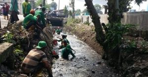 Antisipasi Banjir, Drainase Jalan Krakatau Di Normalisasi