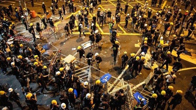 Unjuk Rasa Di Bandara Hongkong Ricuh, Seorang Wartawan China Ditawan Pendemo