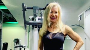 Masih Seksi Bak ABG, Nenek Ini Digilai Banyak Pria Muda