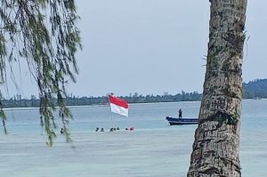 Pengibaran Bendera Dari Bawah Laut dan Di Bungker Poncan Ala Komantab Berjalan Sukses