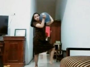 Angkat Galon Air Sambil Berpose, Wanita Ini Jadi Viral Di Medsos