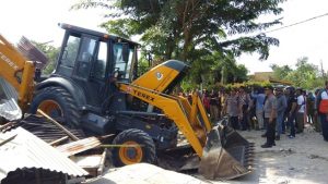 Dijadikan Sarang Narkoba, Petugas Gabungan Rubuhkan Dua Rumah di Jermal XV