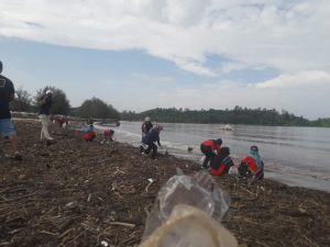 Aksi Bersih Plastik di Pantai Indah Pandan, Gelorakan Semangat Bersih