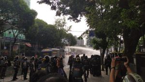 Unjuk Rasa Di DPRD Sumut Ricuh, Polisi Turunkan Water Canon Dan Tembakan Gas Air Mata