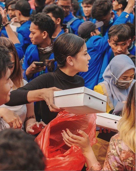 Dukung Penolakan RUU KUHP dan UU KPK, Awkarin Bagikan Nasi Kotak Ke Mahasiswa