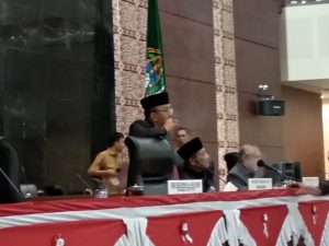 Heboh, Sekwan DPRD Sumut Merokok di Ruangan Paripurna