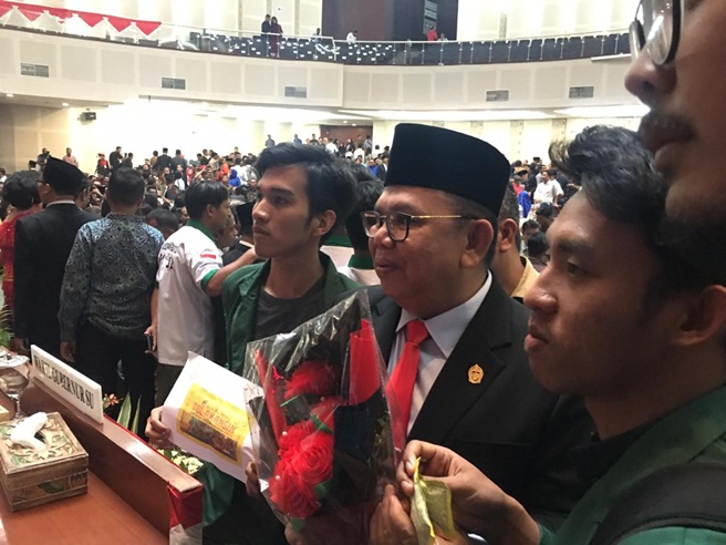 Bunga Dan Obat Masuk Angin, Hadiah Mahasiswa Kepada Anggota DPRD Sumut