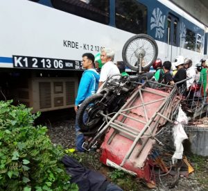 Kereta Api VS Becak Motor, 2 Orang Tewas