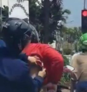 Berhenti di Persimpangan Saat Lampu Merah, Pemotor Ini Malah Kerokan