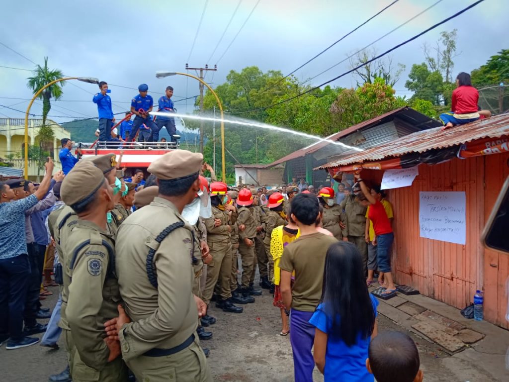 Protes Penertiban, Pedagang di Jalan Horas Sibolga Tidur Di Atas Atap