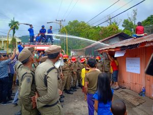 Protes Penertiban, Pedagang di Jalan Horas Sibolga Tidur Di Atas Atap
