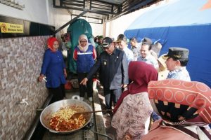 Plt Wali Kota Serahkan Bantuan Untuk Korban Kebakaran Di Jalan Sentosa Lama