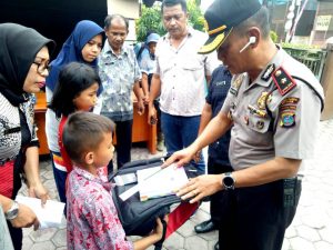 Peduli Anak Korban Kebakaran, Kompol Arifin Beri Perlengkapan Sekolah