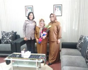 Bawa Bunga, Kapolsek Helvetia Beri Kejutan Untuk Gurunya