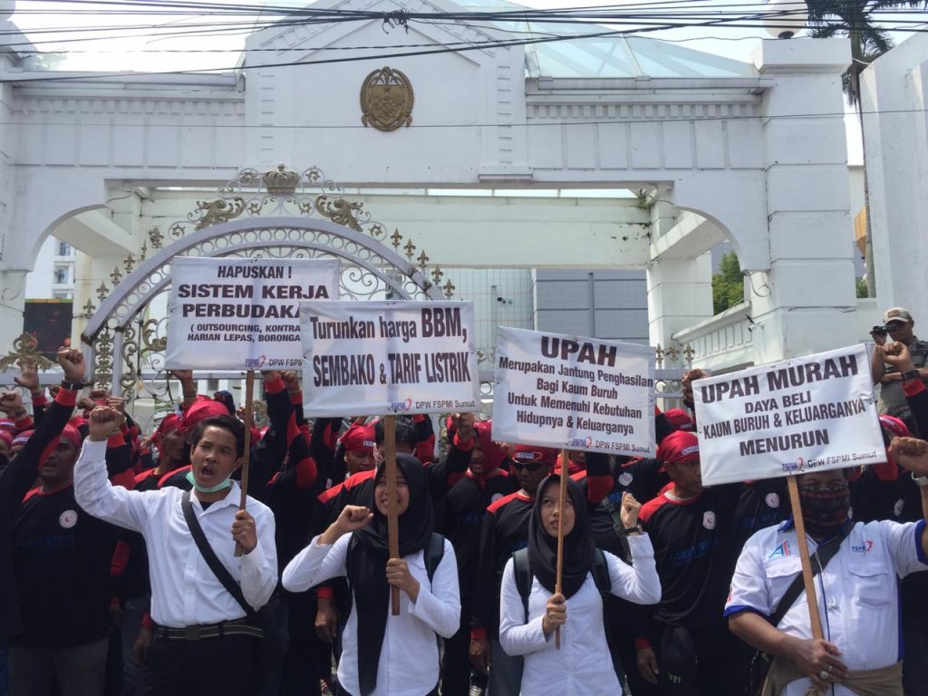 Protes UMP, Ratusan Buruh Unjuk Rasa di Kantor Gubsu