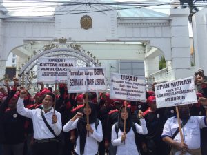 Protes UMP, Ratusan Buruh Unjuk Rasa di Kantor Gubsu