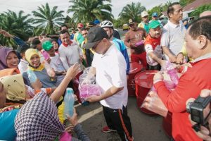 Bagikan Tumbler Gratis, Plt Wali Kota Sosialisasikan Pengurangan Plastik
