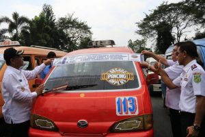 Tempelkan Stiker Izin Trayek Di Angkot, Akhyar : Untuk Mudahkan Penumpang
