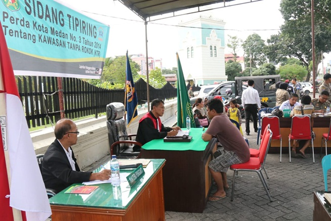 Merokok di Areal KTR, 18 Warga Kena Sidang Lapangan dan Didenda