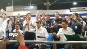 Menhub Budi ‘Ngamen’ di Stasiun Tugu Jogja, Bawakan Lagu Milik Anji