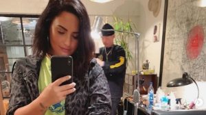 Si Cantik Demi Lovato Bikin Tatto Baru di Leher setelah Jalani Rehabilitasi