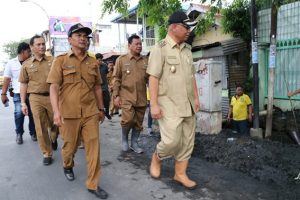 Akhyar Pantau Proses Normalisasi Drainase di Kecamatan Medan Tembung