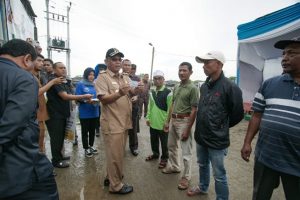 Akhyar Serahkan Kartu KuSuka & BPAN Kepada Nelayan