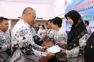 Usia Beri Penghargaan Untuk 21 Guru Honorer, Akhyar Minta Guru Bangun Karakter Anak