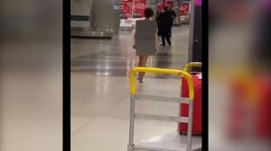 Bikin Heboh, Wanita Ini Jalan Telanjang Bulat di Bandara